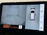 パノラミックビューモニターを装備。駐車場や交差点でクルマを真上から見るように周囲を確認できます。機能の詳細は販売店スタッフまでおたずねください。