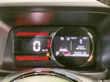 速度やシフト位置、時刻などの情報がメーター内に表示され、運転中に確認したい内容を把握しやすい構成です。視線移動を抑えて必要な情報をチェックしやすく、日々の運転を支えます。