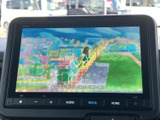停車中にテレビ映像を楽しめる画面を備え、待ち時間の過ごし方にも幅が広がります。映像や字幕を確認しやすく、ひと息つきたいときの気分転換にも便利な装備です。