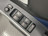 全席に電動パワーウインドウを装備。乗員それぞれが快適に操作できます。