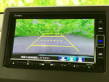 後方の映像にガイドラインが表示され、駐車時に車両と周囲との位置関係を確認するのに役立ちます。画面から後方の様子を把握しやすく、停車や駐車の際の目安として活用できます。