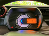 速度計と表示パネルがまとまり、運転に必要な情報を確認しやすいメーターまわりです。明るい表示で視認性にも配慮され、運転中も情報を把握しやすい配置となっています。