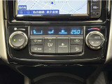 お好みの温度に設定すれば、車内の温度を検知し自動で調整してくれるオートエアコン!暑い、寒いと何度もスイッチを操作しなくても済みます☆☆
