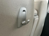 【フック】フックの用途は様々。手荷物のバッグや買い物袋、ビニール袋をぶら下げてゴミ箱にしても良いですね♪