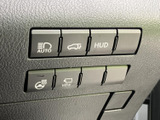 運転席まわりには複数のスイッチがまとまり、必要な機能を手元で確認しやすい配置です。表示やマークを見ながら選べるため、機能を使い分けたい場面でも扱いやすさに配慮されています。