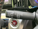 レバー上にフロント・リアワイパーの表示があり、各操作を確認しやすい仕様です。運転席から手を伸ばしやすい位置にまとまり、雨天時など視界を確保したい場面で役立つ装備です。