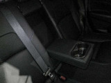 後席真ん中は座席としても肘掛けとしてもドリンクホルダーとしてもご使用いただけますよ♪シートアレンジ自由自在♪
