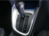 無段変速機(CVT)を搭載。有段変速機に存在する「変速ショック」が無いので、スムーズなアクセル操作が可能です♪