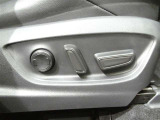 パワーシート搭載。微妙な調整が手軽にでき、最適なポジションで運転することが可能です。