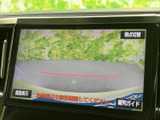 後方の映像とガイド線を画面で確認でき、駐車時の後方確認をサポートします。車両周辺を見ながら位置を把握しやすく、駐車操作の際に役立つ装備です。