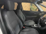 運転席側から見た前の席です。布のシートに黒い縁取りが入っています。