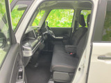 前席まわりは窓が大きく、運転席から前方や側方を確認しやすい開放的な空間です。落ち着いた色合いのシートと広めの足元で、乗り降り後もゆったり過ごせます。