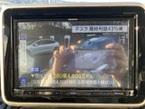 テレビ番組を画面で視聴できる装備です。お出かけ先で停車している間も映像を楽しめるため、待ち時間を過ごす際にも活用いただけます。視聴は停車時にお楽しみください。
