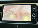 テレビ映像を画面に表示でき、停車中の休憩時間などに視聴をお楽しみいただけます。画面は大きく見やすい構成で、車内で過ごす時間の選択肢を広げてくれる装備です。