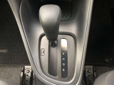 操作しやすいATシフトです。 シフトチェンジを気にしなくていいので運転だけに集中できますね。 自然と手に届くところにある、手になじむ形状のシフトノブがいいですね。