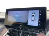 パノラミックビューモニターを装備。駐車場や交差点でクルマを真上から見るように周囲を確認できます。機能の詳細は販売店スタッフまでおたずねください。