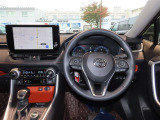 スタイリッシュなデザインのインパネ。各操作スイッチは使いやすい位置に配置されてます。