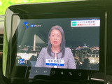 テレビ番組を画面に表示でき、停車中の待ち時間などに映像を楽しめます。ニュースや番組を車内で確認したい方に便利な装備です。視聴は停車中にお楽しみいただけます。