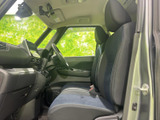 前席は身体を預けやすい形状で、落ち着いた色合いが車内にまとまりを与えています。窓からの視界が広く、運転席と助手席の間にもゆとりを感じられる、過ごしやすい空間です。