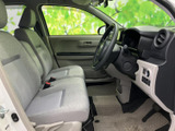 前席には明るい色合いのシートが並び、座面や背もたれの形状も見て取れます。運転席まわりまで見渡せる開放的な室内で、乗り降りの際にもゆとりを感じていただけます。