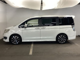 狭い駐車場でも、スライドドアならチャイルドシートへのお子さまの乗降や荷物の積載もスムーズ。とても便利な【両側電動スライドドア】ドアハンドを少し引くだけでリアドアが自動開閉します。