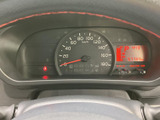 速度計と各種表示が運転席前方にまとまり、走行中に必要な情報を確認しやすい配置です。警告灯や燃料計もひと目で把握でき、日々の運転をサポートする見やすい計器まわりです。