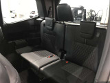 3列目シートは跳ね上げ式で折りたたみ可能です。キャンプ用品など大きな荷物もばっちり収納可能です!