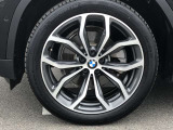BMW純正20インチホイール。洗練されたデザインで、足元の個性を引き立てます。