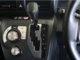 無段変速機(CVT)を搭載。有段変速機に存在する「変速ショック」が無いので、スムーズなアクセル操作が可能です♪