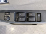 パワーウィンドウのスイッチですよ。 運転席に居ながら窓を開け閉めのコントロールできますよ。 ロック機能で、子供がイタズラして窓を開けるという事も無くなりますよ。