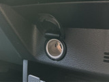 カバー付きの電源ソケットを備え、必要なときに車内で電源を利用できます。ふたを閉じておけるため、使わないときもすっきりと収まる便利な装備です。
