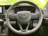 握りやすい形状のステアリングを採用し、運転席で自然に手を添えられる配置です。中央のホーン部分も見つけやすく、メーターを確認しながら運転姿勢を整えやすい設計です。