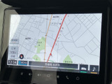 地図を画面いっぱいに表示でき、現在地や周辺の道路を確認しやすいナビ画面です。目的地設定や音楽再生など、日々の移動を支える機能をまとめて利用できます。