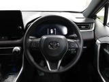 各操作スイッチなどもハンドルから手を放すことなく操作可能で安全運転に支援いたします!