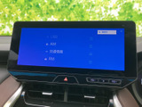 USBやAM、FM、交通情報などの選択肢が画面に並び、聴きたい音源を見つけやすい表示です。メニューを見ながら選べるので、通勤や買い物など日常の移動時間にも活用できます。