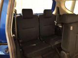 サードシートです。荷物が思ったより多くなった時や、大人数のドライブなど様々なシーンで対応が来ます。片方を畳んで荷物を載せたり、シートアレンジも自由自在。