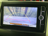 【バックカメラ】駐車時に後方がリアルタイム映像で確認できます。大型商業施設や立体駐車場での駐車時や、夜間のバック時に大活躍!運転スキルに関わらず、今や必須となった装備のひとつです!
