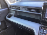 入れるものを限定せず、気軽に使える助手席前のトレー。走行中も落ちにくい形になっていてとても便利です。