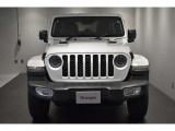 Jeep伝統の7スロットグリルが存在感ありますね。