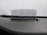 運転に役立つ車速などの情報が、前方の視線の先で見えるヘッドアップディスプレイを装備しております。