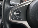 ハンドルにオーディオ操作用スイッチを備え、手を放さずに操作可能。安全性と利便性を両立しています。