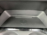 Qi規格のワイヤレス充電器もの備えており、車内でモバイル機器の充電も可能となっています。