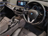 BMWの運転席はドライバーオリエンテッドという構造を採用。ドライバー目線の操作がしやすい設計になっており、ドライブ中にも目線の移動が少なく運転中にも簡単に操作ができます。