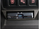 高速道路の利用に便利なETCも装備しております!オプションのビルトインカバーで運転席右側にすっきりと装備されており、カードの抜き差しもしやすいです!!