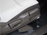 ◆シートハイトアジャスター◆運転席を上下に高さ調節ができます!運転ポジションを体格に合わせてシート調整できます。