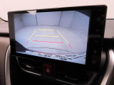 後退時に車両の後ろ側をモニター画面に表示します。車庫入れなどでバックする際に後方確認ができて便利です。車庫入れが苦手な人もこれで安心。
