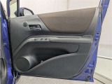 運転席ドア内張はご覧の通り。ドアポケットの収納もバッチリです
