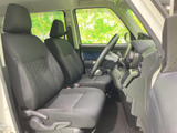 運転席と助手席はゆとりを感じる配置で、窓から外の様子を確認しやすい室内です。シートには柄のアクセントがあり、落ち着いた色合いで日常使いにもなじみます。