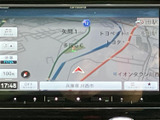 道路や周辺施設、現在地が地図上に表示され、縮尺も確認できます。目的地までの位置関係を把握しやすく、行き先を探す際にも便利です。