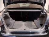 BMWではスペアタイヤが非搭載となるため、スペースは拡大されており、収納スペースとして利用可能。トランクの下にも収納スペースがあり、意外と役に立つスペースでございます。
